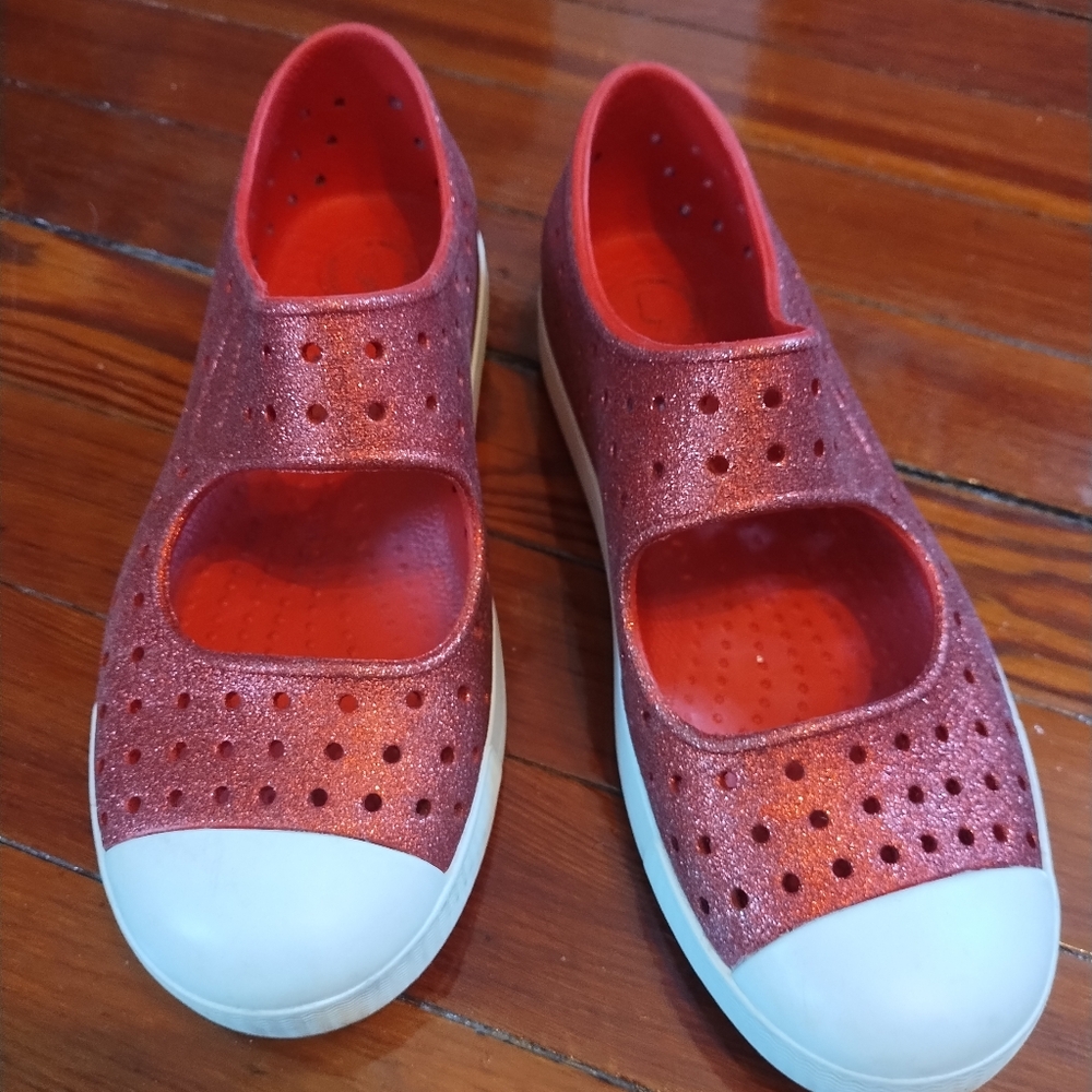 Native Juniper J3 glitter red shoe
